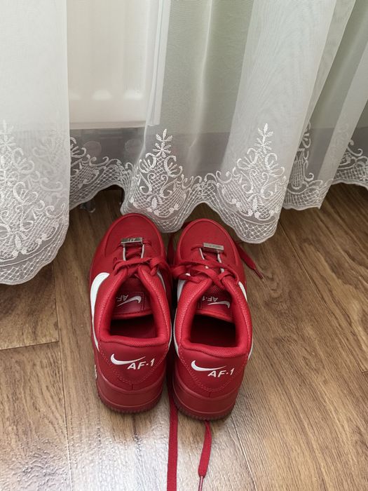 Кросовки найки червоні