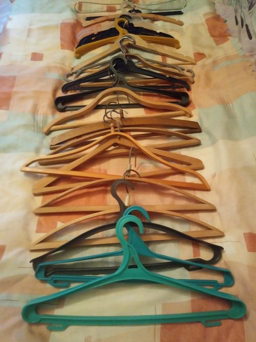 Вешалки для одежды, корзинка плетеная