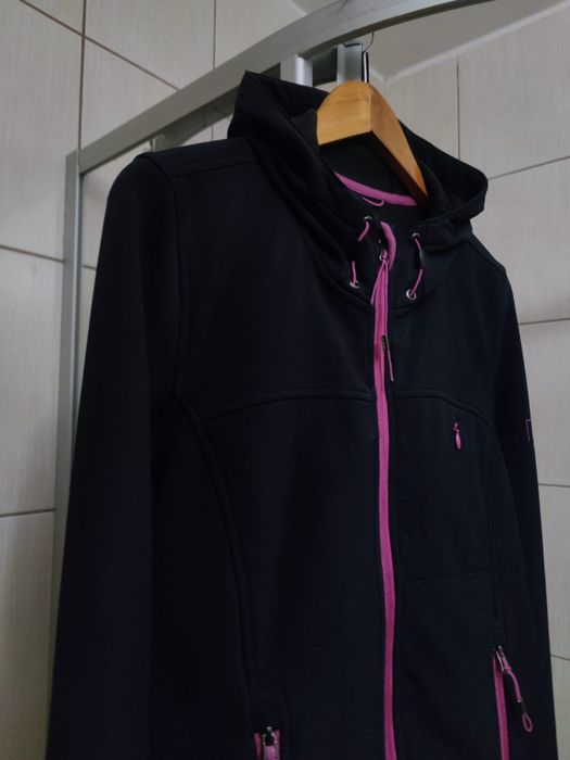 Czarna bluza L softshell z kapturem. Z przodu znajduje się zamek błysk