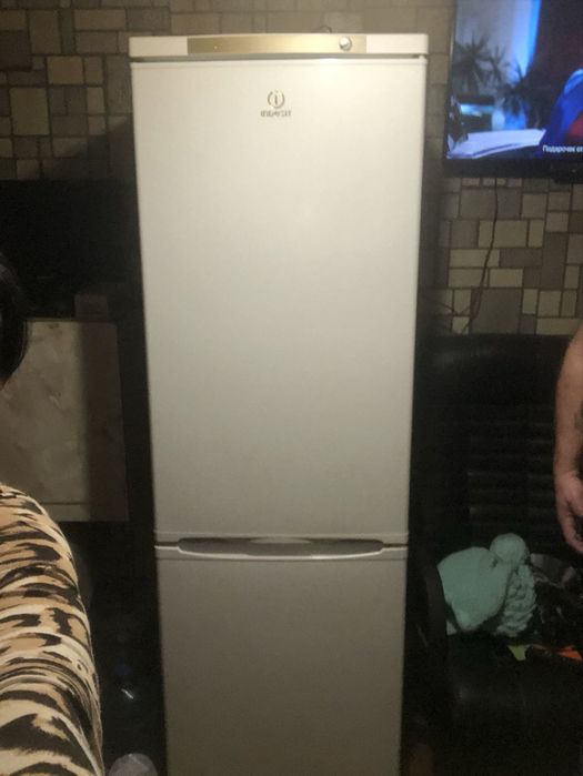Продам холодильник  Indesit