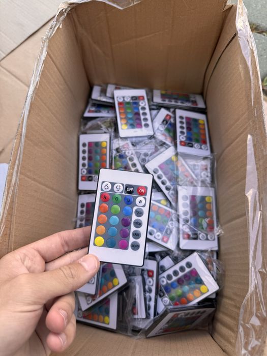 Zestaw 50szt Pilotów IR do taśm LED i nie tylko + baterie CR (hurtowo)