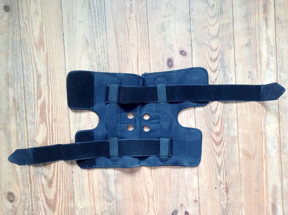 Бандаж на коліно з бічними шинами