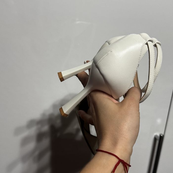 Білі   босоніжки