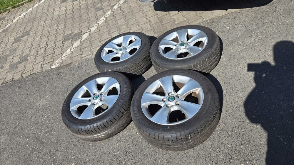 Koła letnie 16 cali Skoda Superb felgi aluminiowe opony 205/55R16