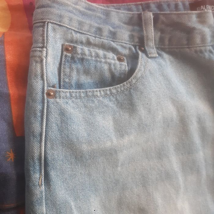 Przepiękne i stylowe spodnie Balenciaga.