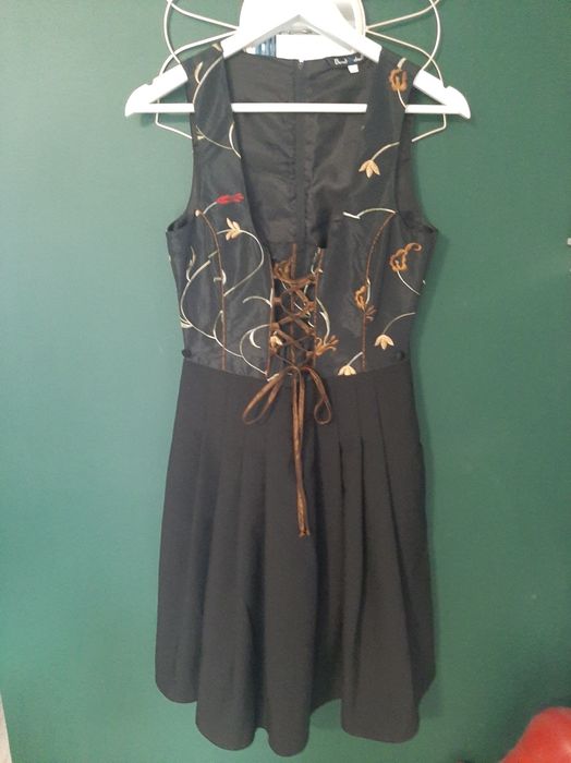 Ślicznie haftowana sukienka bawarska