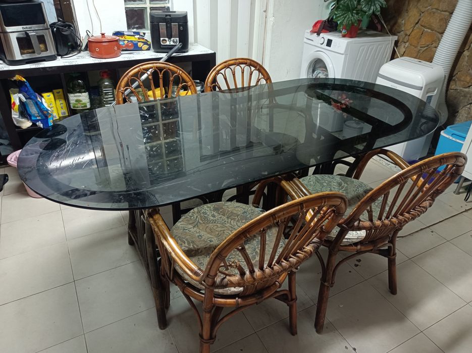 Mesa de bambu com tampo de vidro