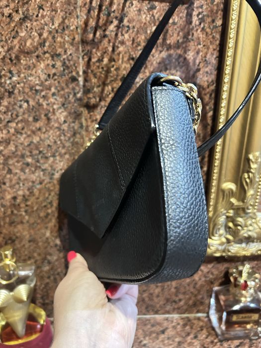 !Оригінал 100%! чорна шкіряна сумка через плечо від бренду Emporio Armani із зернистої шкіри та з елематами золотистого ланцюжка на ремінці.