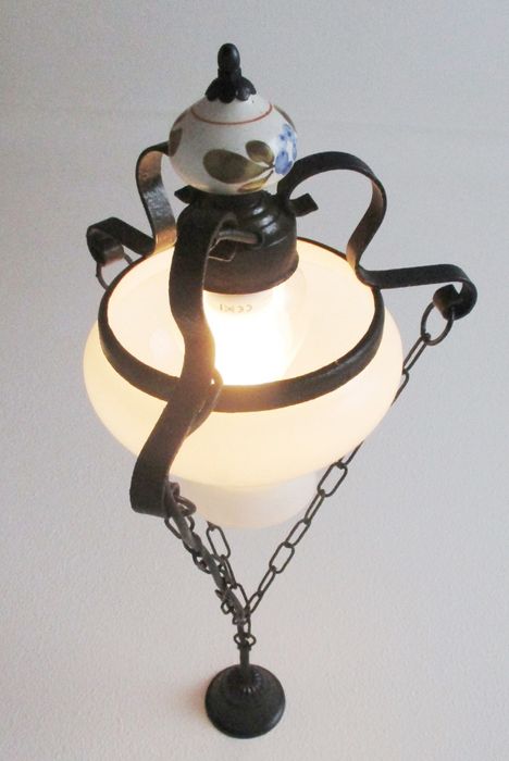 Candeeiro antigo - porcelana pintada á mão - Iluminação com lâmpada