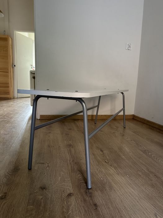 biurko na metalowych nogach – solidny blat