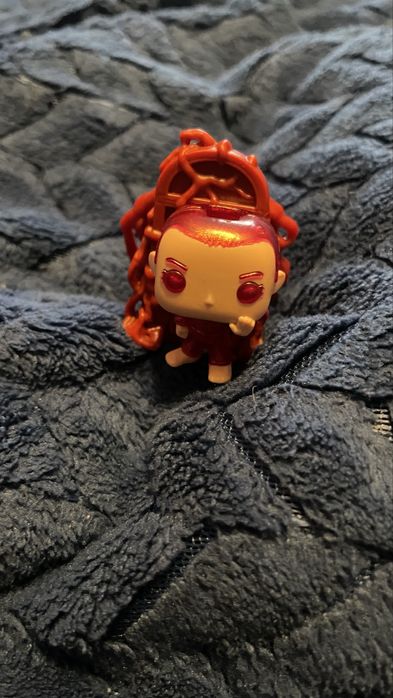 Eleven czerwona Kinder Joy Stranger Things