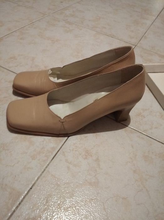 Sapatos beges tamanho 37