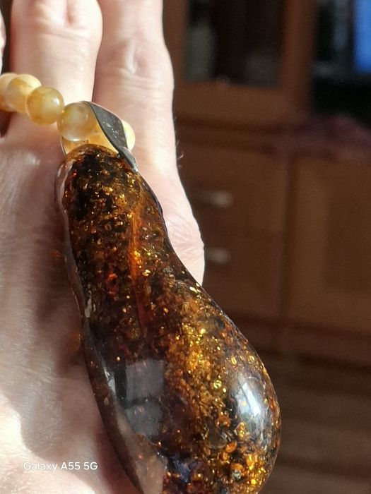 Duży wisior bursztynowy.