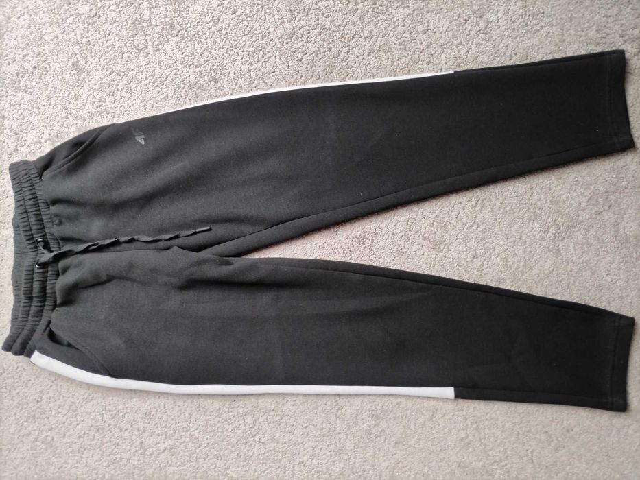 Damskie spodnie dresowe joggery sportowe 4F r. XS