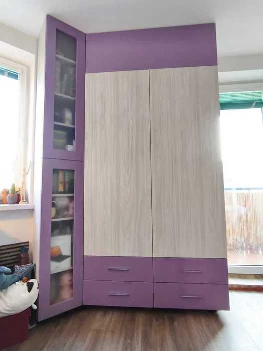 Pojemna szafa ubraniowa plus słupek