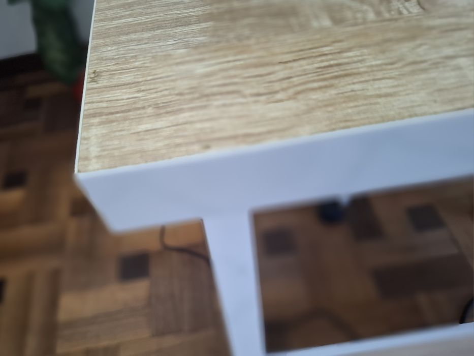 Mesa de computador madeira e metal em branco