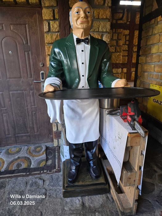 Figurka kelner z tacą 180 cm do ogród, smażalnia kawiarnia restauracja
