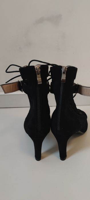 Замшеві босоніжки.