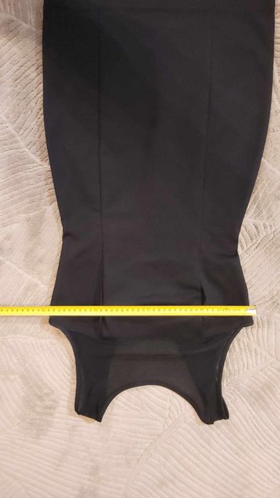 Mała czarna na siateczkowych ramiączkach