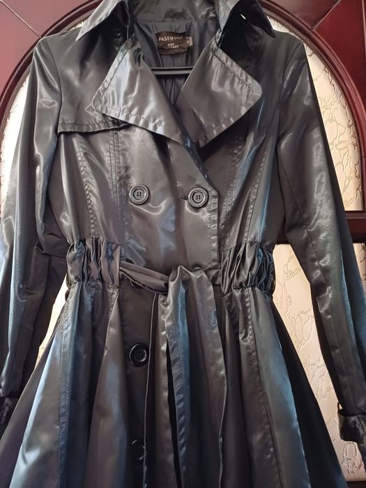 Плащ чорний жіночий, пише розмір М,але краще на С