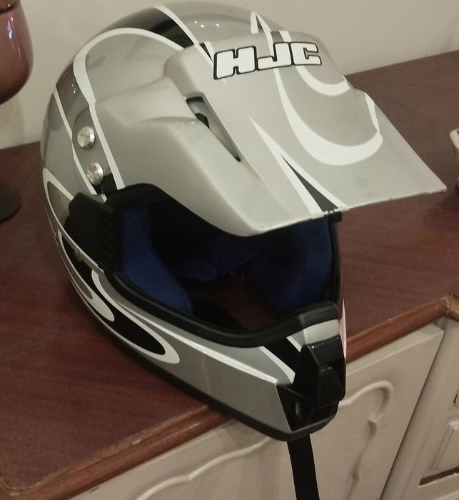 Oportunidade! Capacete e grande lote peças de proteção de  Motocross