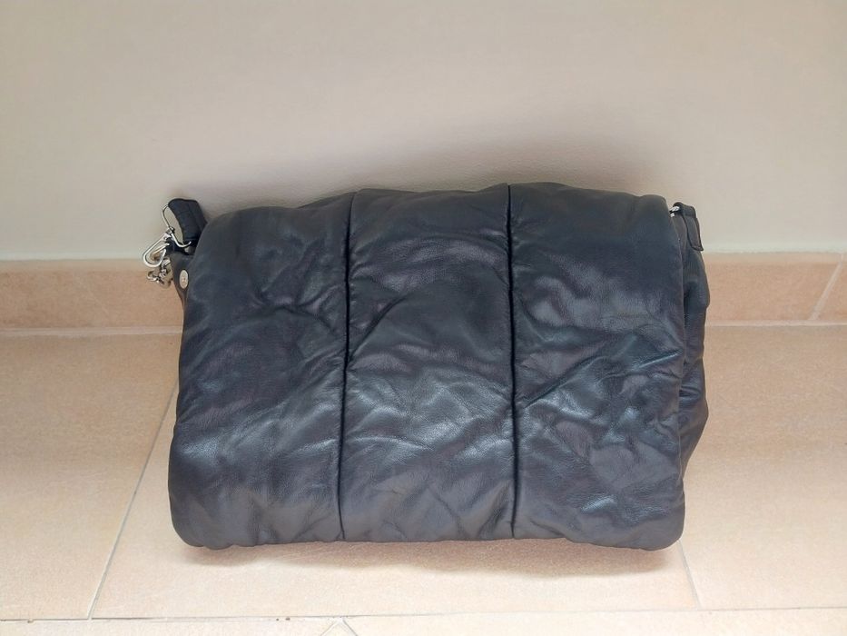 Mala preta sem marca nenhuma de uso .