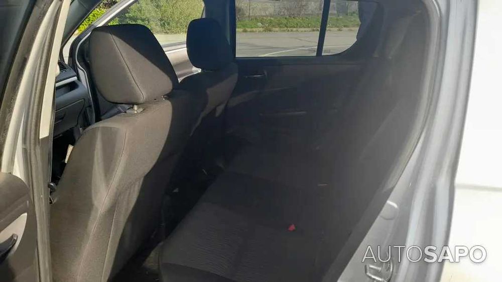 carro suzuki swift cinzento 2011 5 portas