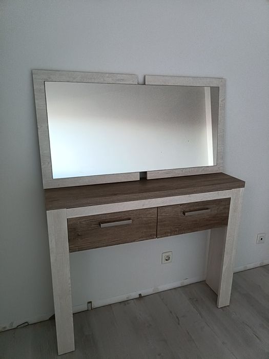 Móvel e espelho de entrada