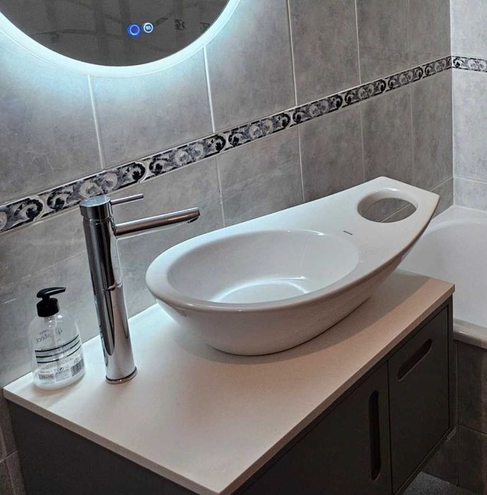 Lavatório de pousar com toalheiro