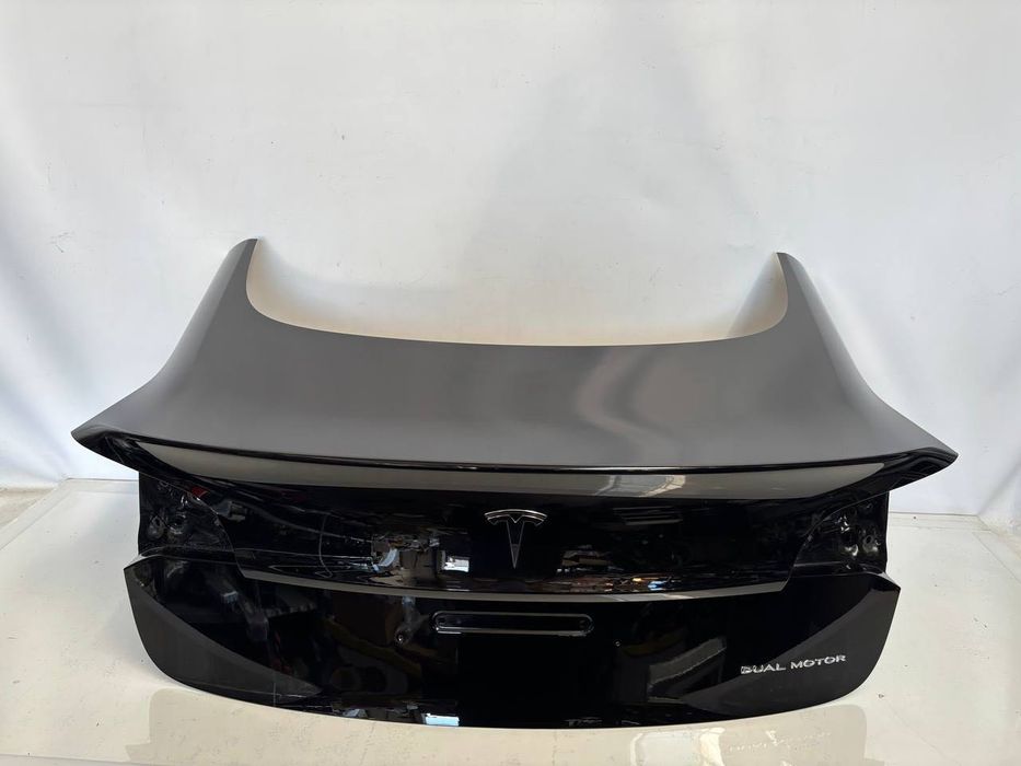 Продам ляду, кришку багажника на Tesla Model 3