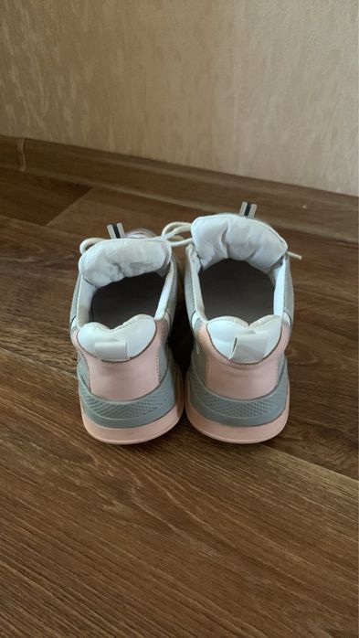 кросівки жіночі шкіряні