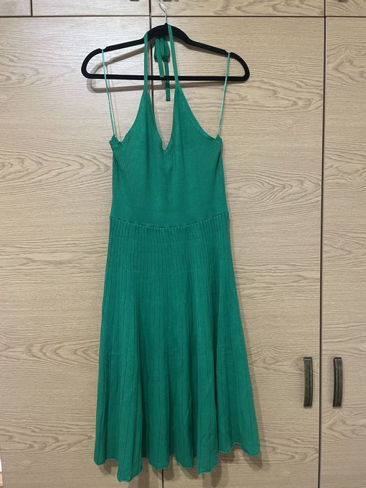 Трикотажна сукня з відкритою спиною