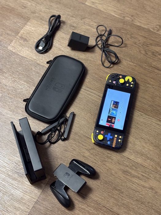 Nintendo Switch Hori Pac-Man + Joy-Con Charging Grip