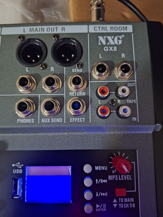 Mesa de mistura de 8 canais com várias funcionalidades. NOVA