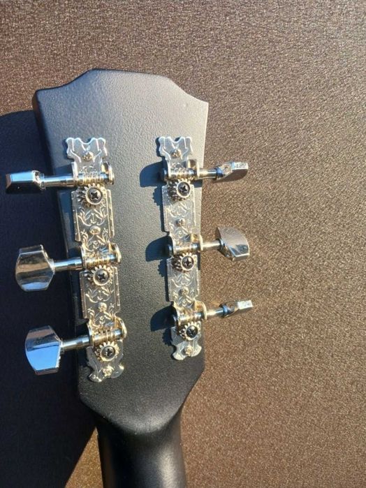 Шестиструнная акустическая  гитара новая в упаковке 6 струн