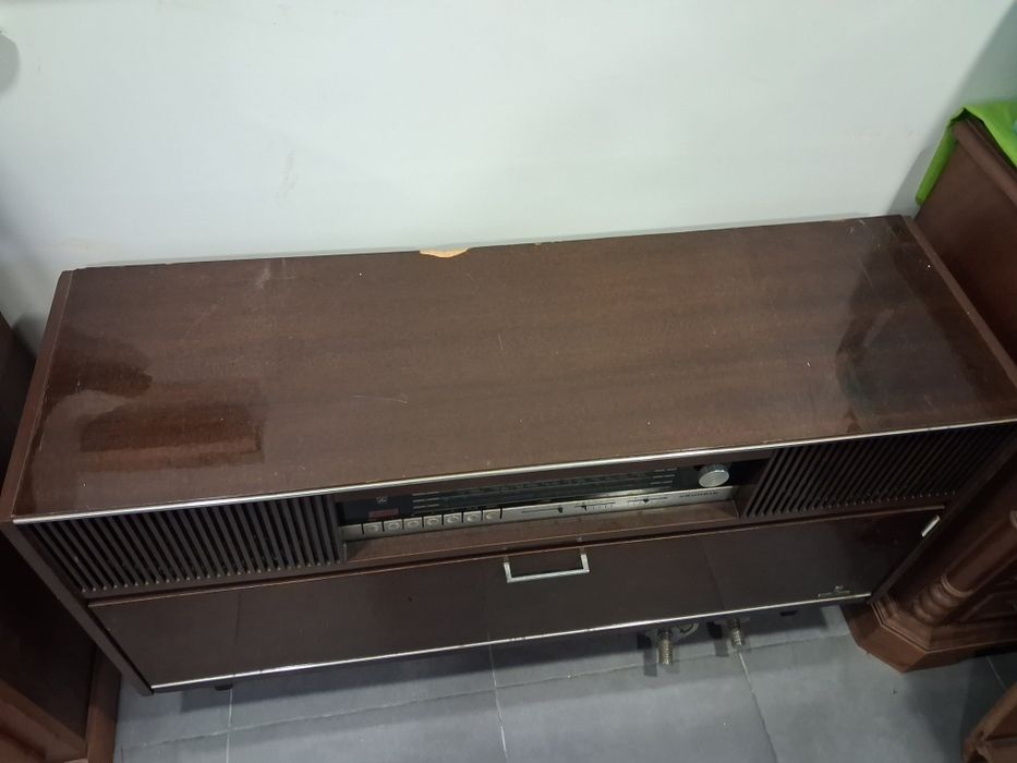 Movel vintage  com rádio