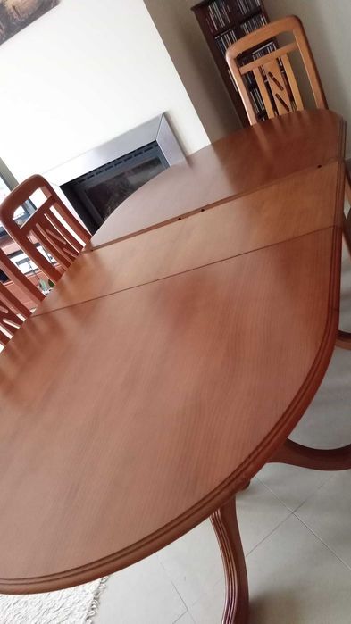 Mesa de madeira extensivel com cadeiras incluídas