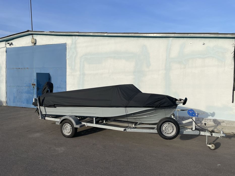 Човен Казанка 5М в комплекті з мотором і причепом