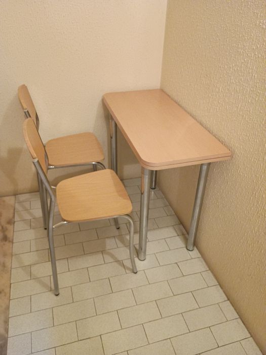 Mesa dobrável com duas cadeiras