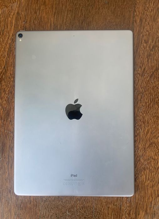 iPad Pro 12.9 2ª geração 64GB – Ecrã partido mas liga e funciona