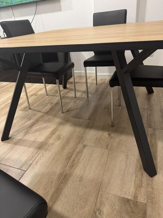 Mesa de jantar Super resistente e elegante.