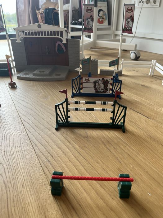 Schleich turniej jeździecki i auto z przyczepą