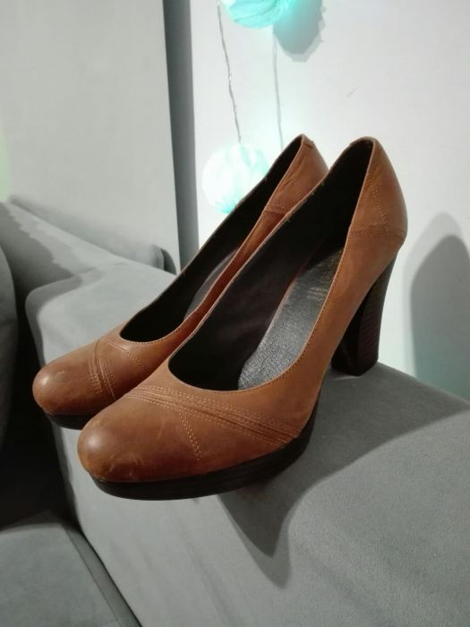 Skorzane buty na obcasie 40