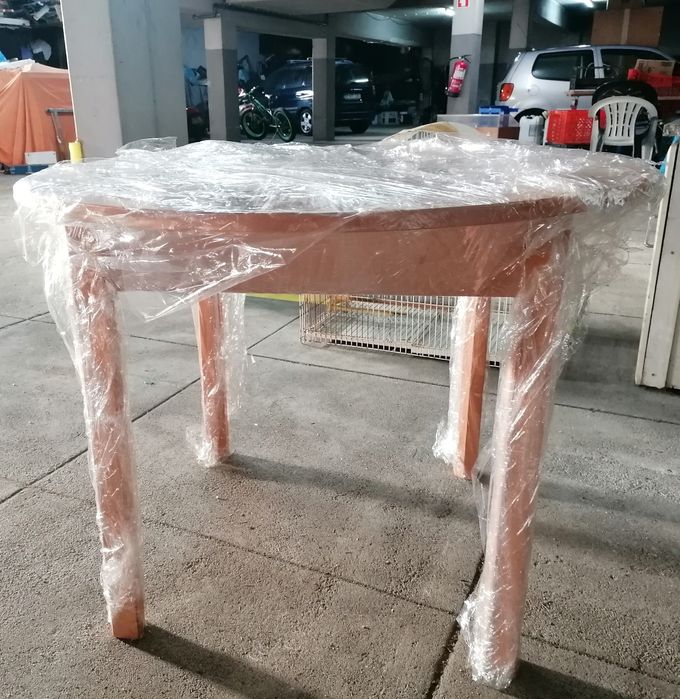 Mesa redonda em madeira