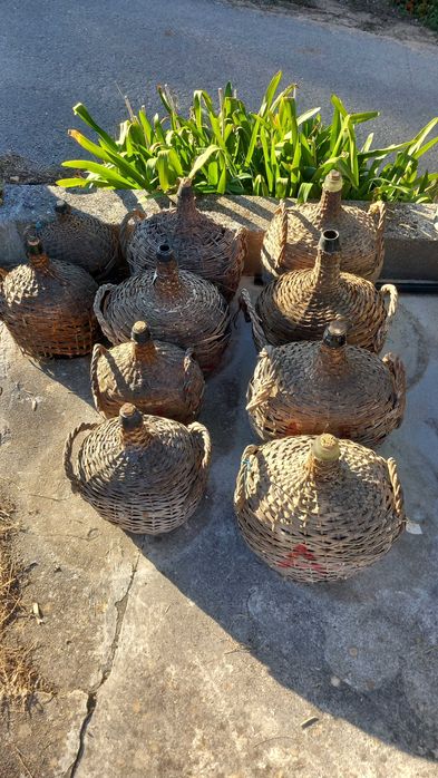 Lote de 8 garrafões de vidro, vários volumes.