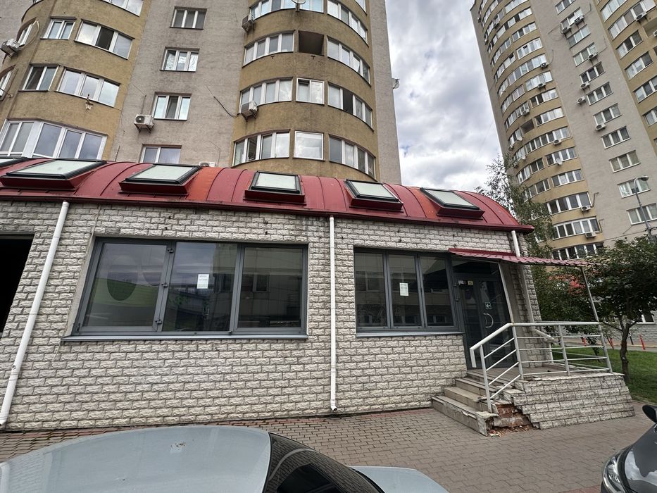 Дніпровська Набережна 19