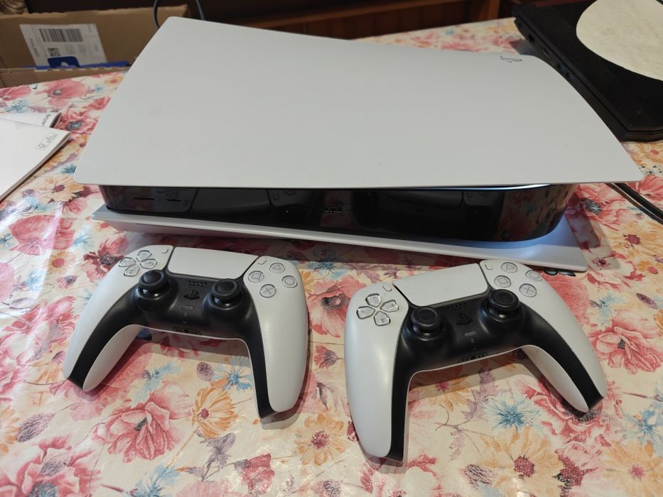 Konsola Sony PlayStation 5 (Fat) + 2 Pady DualSense + Stacja Ładująca