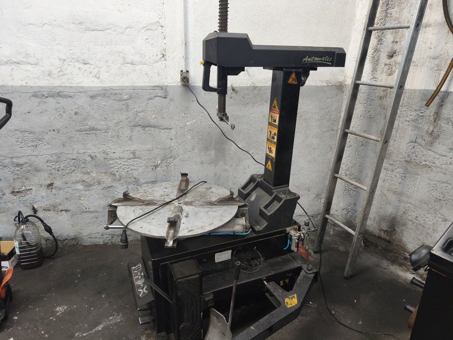 Máquina de montar /desmontar pneus e calibrar