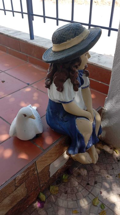 Conjunto Decorativo para Jardim em Cimento Pintado: Menina + Pomba
