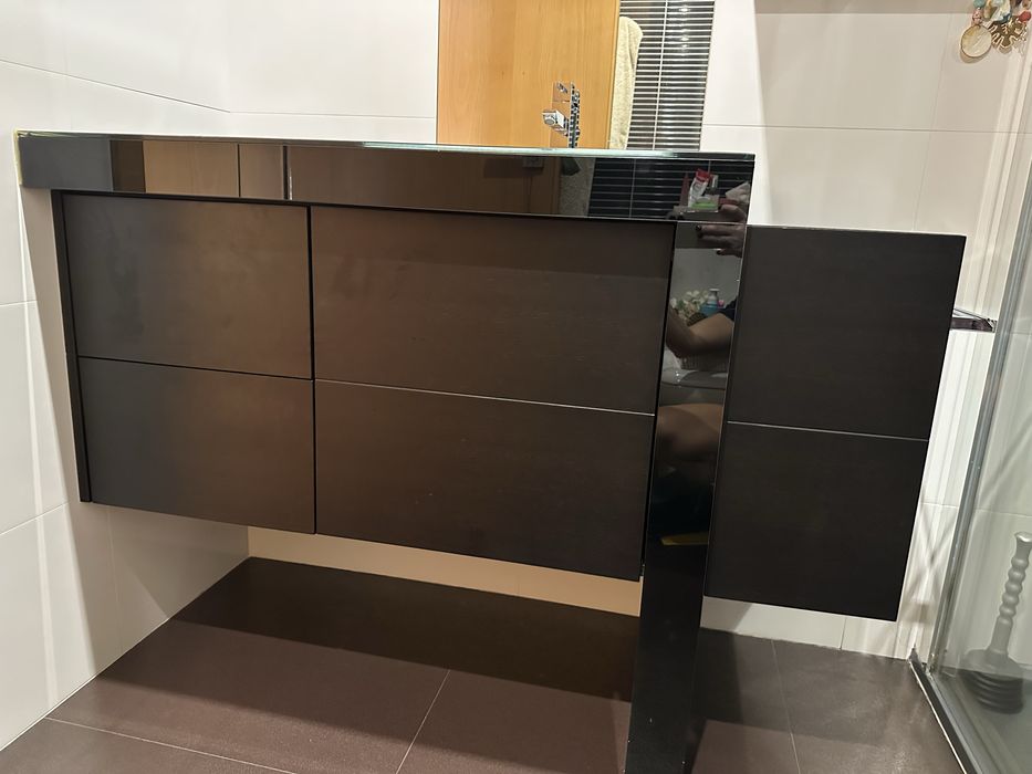 Móvel de casa de banho e toda a sua envolvência